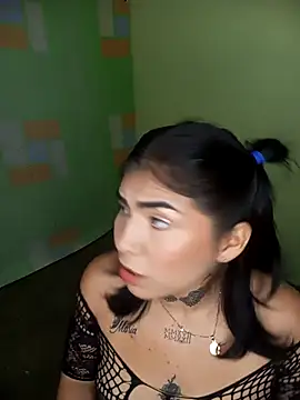 PequenaNena online show from May 3, 2026, 4:17 am