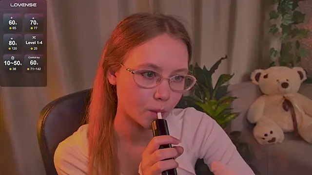 FloraLarsson online show from June 5, 2026, 3:33 am
