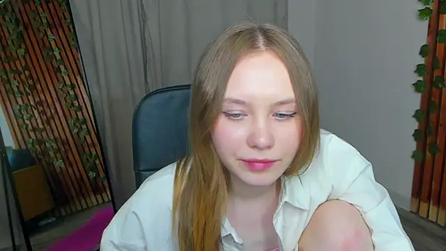FloraLarsson online show from May 27, 2026, 3:41 pm