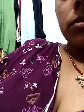 Simmi-00 online show from May 3, 2026, 5:12 am
