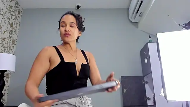 Snapshot of emilly_sweett chatting on July 23, 2026, 1:58 am emilly sweett online show from July 23, 2026, 1:58 am