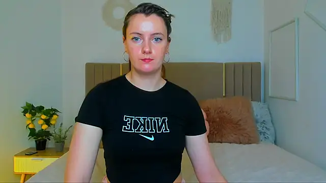 Snapshot of Cutie_blushh chatting on June 16, 2026, 6:35 am Cutie blushh online show from June 16, 2026, 6:35 am