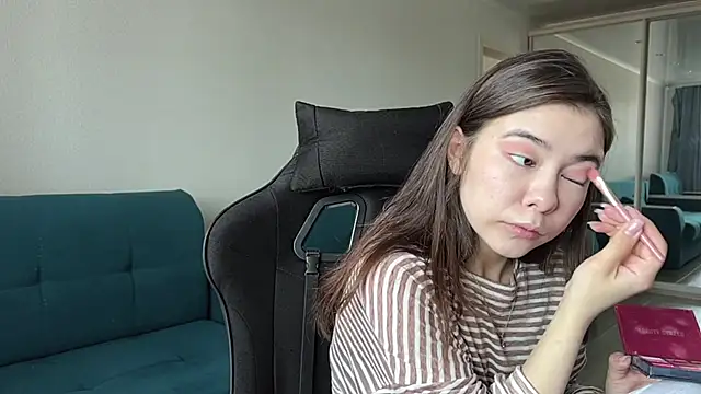 Snapshot of Ellewaay chatting on May 22, 2026, 8:12 am Ellewaay online show from May 22, 2026, 8:12 am