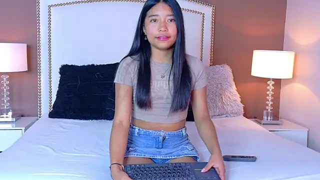 Snapshot of hanaluna_ chatting on May 12, 2026, 5:30 pm hanaluna online show from May 12, 2026, 5:30 pm