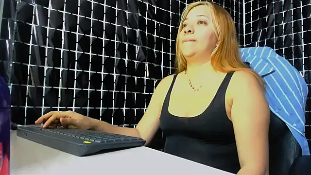 Snapshot of MissAlmaFenix chatting on May 27, 2026, 4:36 pm MissAlmaFenix online show from May 27, 2026, 4:36 pm