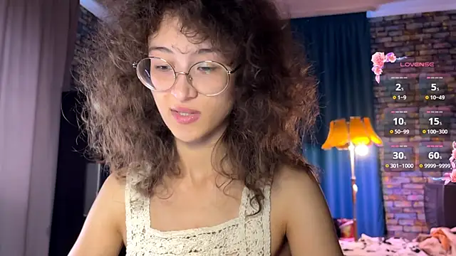 Snapshot of CurlyWinx chatting on June 3, 2026, 5:19 am CurlyWinx online show from June 3, 2026, 5:19 am