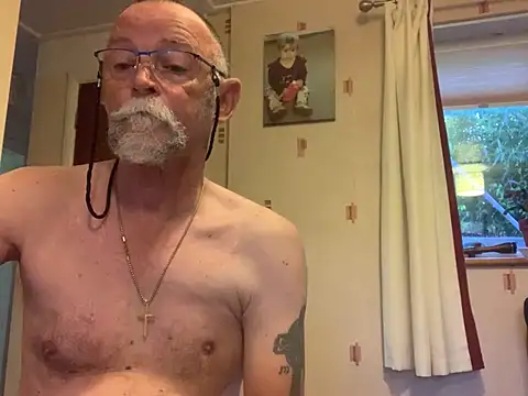 Snapshot of Moonraker64 chatting on July 7, 2026, 4:37 am Moonraker64 online show from July 7, 2026, 4:37 am