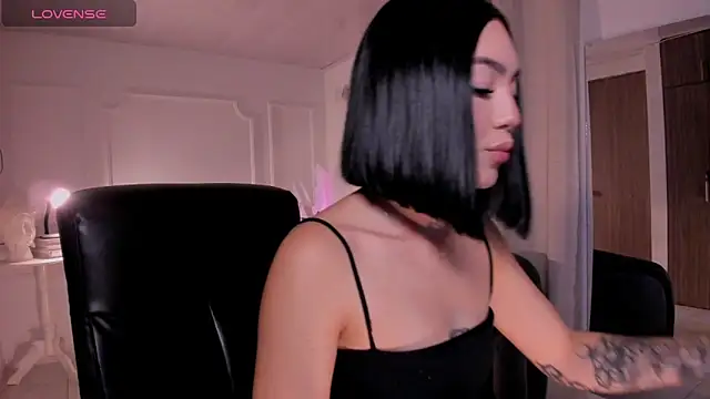 Snapshot of Violet_Harmon_ chatting on June 4, 2026, 10:20 am Violet Harmon online show from June 4, 2026, 10:20 am