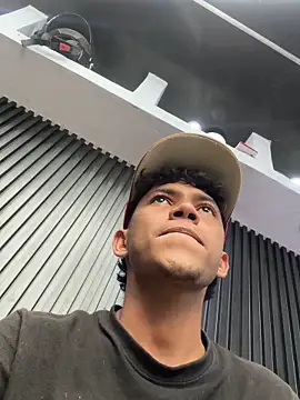 Snapshot of thecamilo chatting on May 27, 2026, 7:32 pm thecamilo online show from May 27, 2026, 7:32 pm