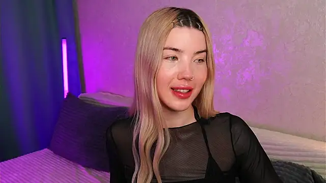 LindaThackerr online show from May 6, 2026, 10:19 am