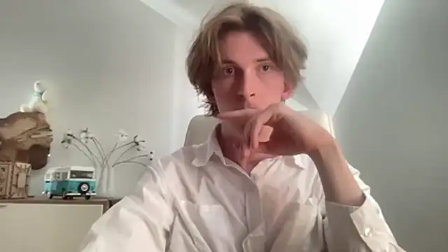 yourfemb0y online show from May 5, 2026, 1:58 pm