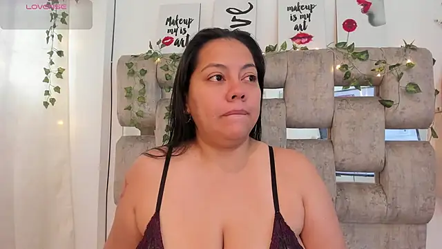 Snapshot of EmmyBellamy chatting on June 24, 2026, 2:04 pm EmmyBellamy online show from June 24, 2026, 2:04 pm