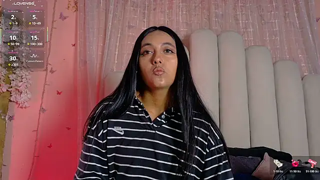 Hollyyqueen  online show from May 11, 2026, 8:06 pm