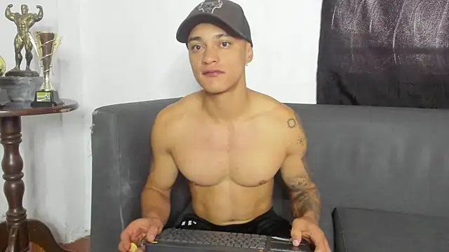 Snapshot of AlexRoyce_ chatting on May 22, 2026, 11:41 am AlexRoyce online show from May 22, 2026, 11:41 am