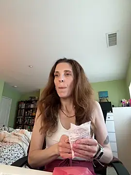Snapshot of Raevyn chatting on June 13, 2026, 11:02 pm Raevyn online show from June 13, 2026, 11:02 pm