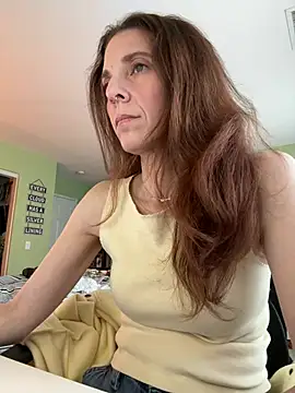 Snapshot of Raevyn chatting on May 21, 2026, 4:15 pm Raevyn online show from May 21, 2026, 4:15 pm