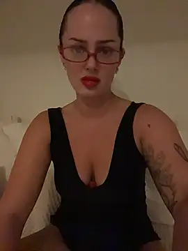 Snapshot of molotovmami chatting on July 6, 2026, 11:18 pm molotovmami online show from July 6, 2026, 11:18 pm