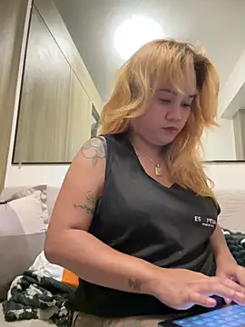 Snapshot of queenmia__ph chatting on July 13, 2026, 3:33 pm queenmia ph online show from July 13, 2026, 3:33 pm