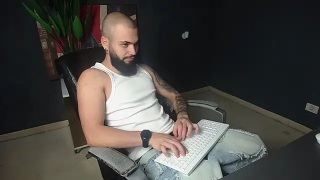 OscarWillss online show from June 15, 2026, 4:23 am