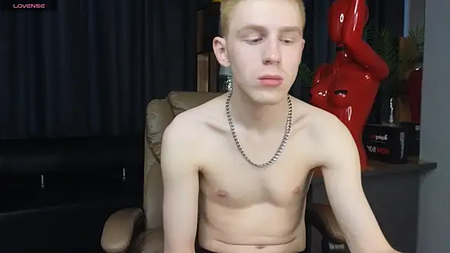 Snapshot of Tommy_CrashXXX chatting on May 27, 2026, 2:08 am Tommy CrashXXX online show from May 27, 2026, 2:08 am