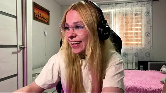 cyber shawtyzzz online show from May 12, 2026, 12:00 pm