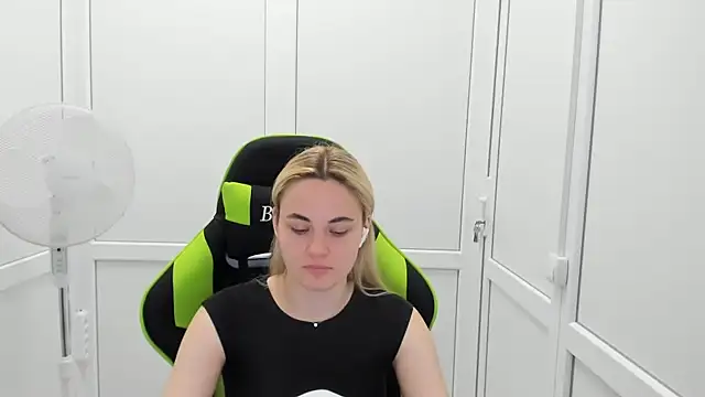 Emma starrs  online show from June 26, 2026, 9:48 am