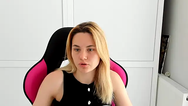 Emma starrs  online show from May 24, 2026, 7:19 am