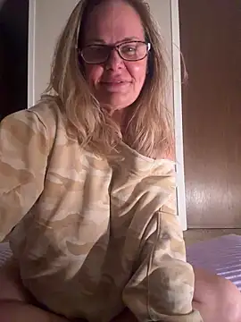 Snapshot of christinamoon0612 chatting on May 19, 2026, 5:14 am christinamoon0612 online show from May 19, 2026, 5:14 am