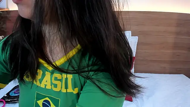 Snapshot of thamiina__ chatting on June 12, 2026, 11:41 am thamiina online show from June 12, 2026, 11:41 am