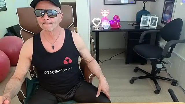 hotdadbod online show from April 19, 2026, 9:39 pm