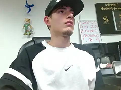 Snapshot of andylol330 chatting on July 11, 2026, 7:41 am andylol330 online show from July 11, 2026, 7:41 am