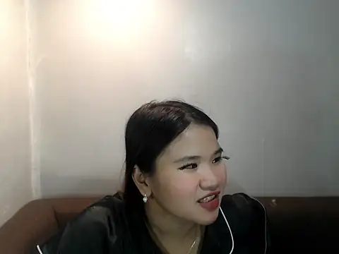 xLovelyMaxinex online show from May 14, 2026, 9:28 am