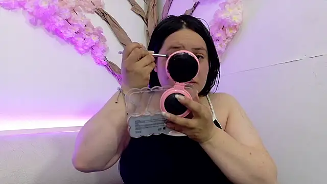 Laura  Castillo  online show from June 23, 2026, 12:14 pm