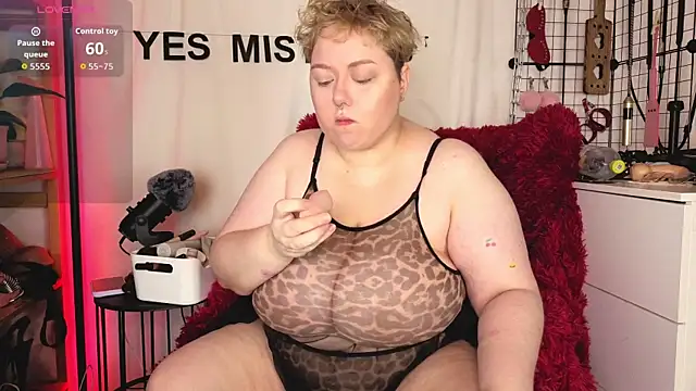 Snapshot of mistress_molly chatting on June 17, 2026, 6:02 am mistress molly online show from June 17, 2026, 6:02 am