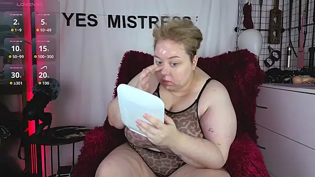 Snapshot of mistress_molly chatting on June 18, 2026, 5:39 am mistress molly online show from June 18, 2026, 5:39 am