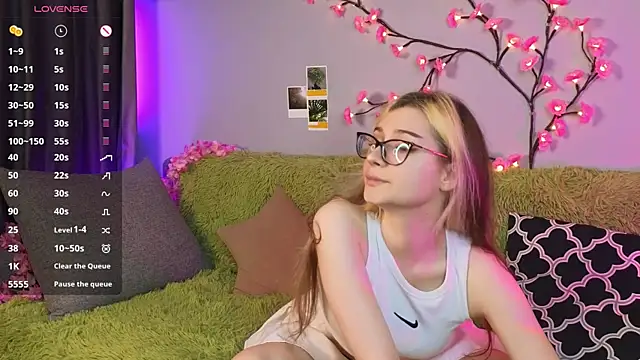 HellyCherry online show from May 19, 2026, 7:54 pm