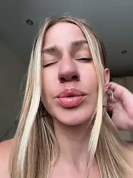 Snapshot of AnnaMist_ chatting on July 1, 2026, 10:26 am AnnaMist online show from July 1, 2026, 10:26 am