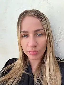 Snapshot of AnnaMist_ chatting on June 17, 2026, 5:40 am AnnaMist online show from June 17, 2026, 5:40 am