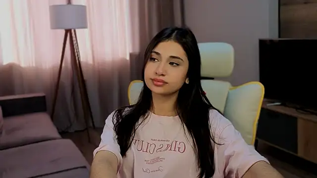 honeylanaa online show from June 14, 2026, 4:46 am