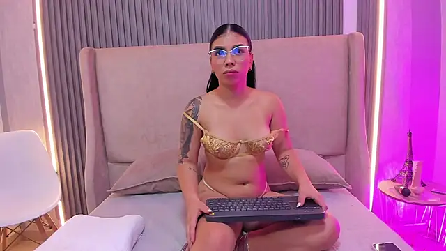 Snapshot of MaiaLopez chatting on June 6, 2026, 8:03 pm MaiaLopez online show from June 6, 2026, 8:03 pm