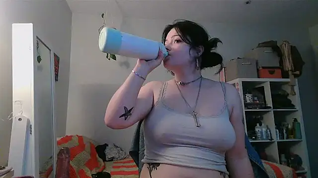 prettybird06 online show from June 18, 2026, 8:03 pm