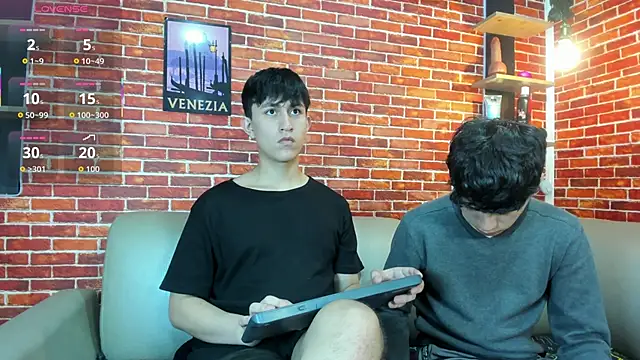 Hoot boyss  online show from May 19, 2026, 8:05 pm
