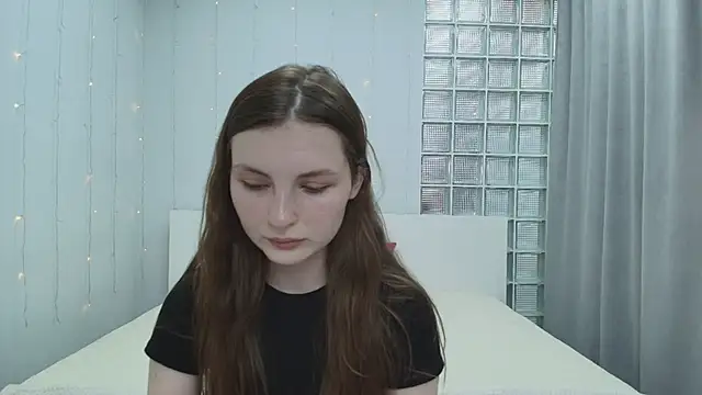 Shyly  Lisa online show from June 13, 2026, 1:36 am