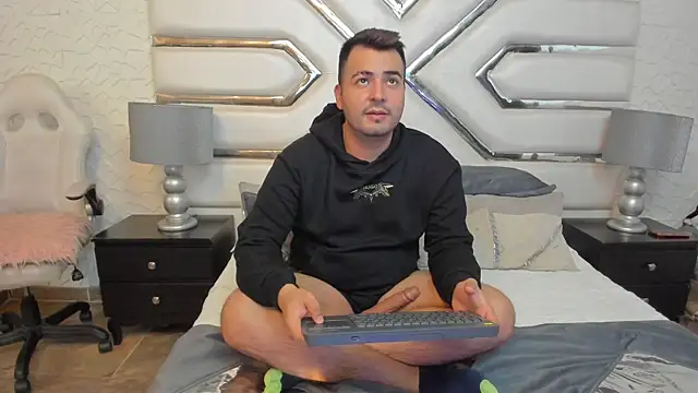 MaximooFerrer online show from May 28, 2026, 5:48 am