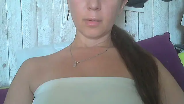 Snapshot of Bella--White chatting on June 5, 2026, 6:52 am Bella--White online show from June 5, 2026, 6:52 am