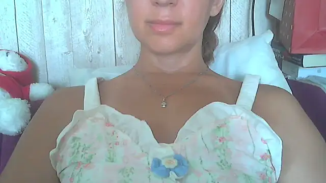 Snapshot of Bella--White chatting on June 27, 2026, 7:25 am Bella--White online show from June 27, 2026, 7:25 am