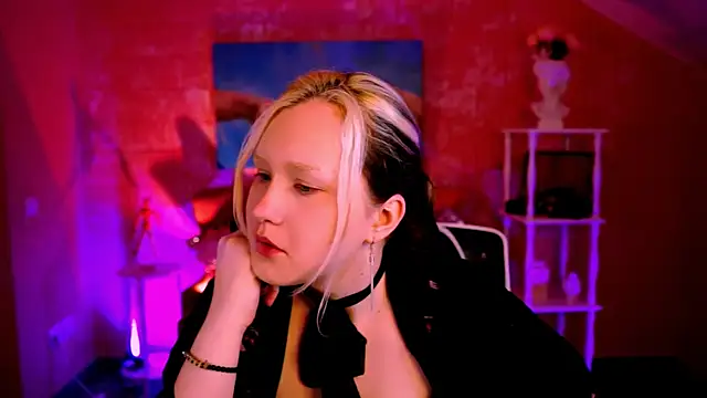 Snapshot of ViolettWoods chatting on June 24, 2026, 8:35 am ViolettWoods online show from June 24, 2026, 8:35 am