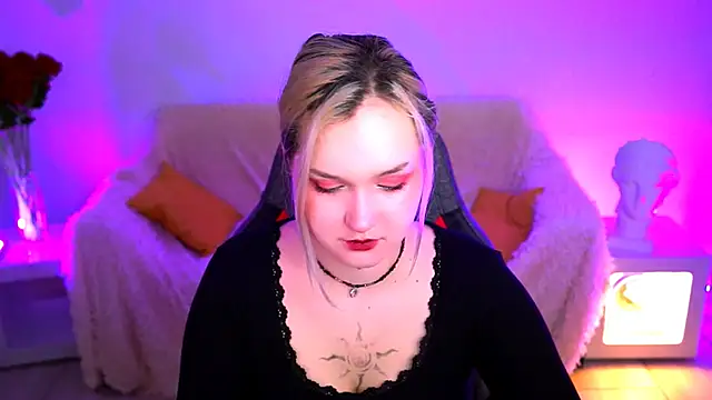 Snapshot of ViolettWoods chatting on June 1, 2026, 8:25 am ViolettWoods online show from June 1, 2026, 8:25 am