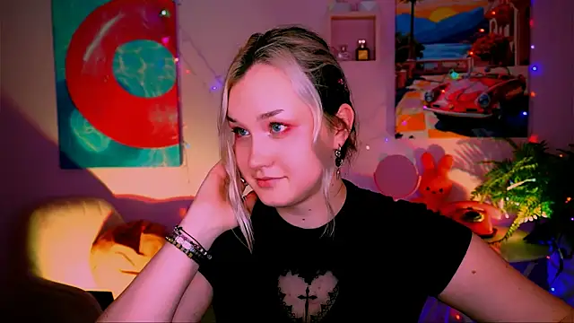 Snapshot of ViolettWoods chatting on May 19, 2026, 8:32 am ViolettWoods online show from May 19, 2026, 8:32 am