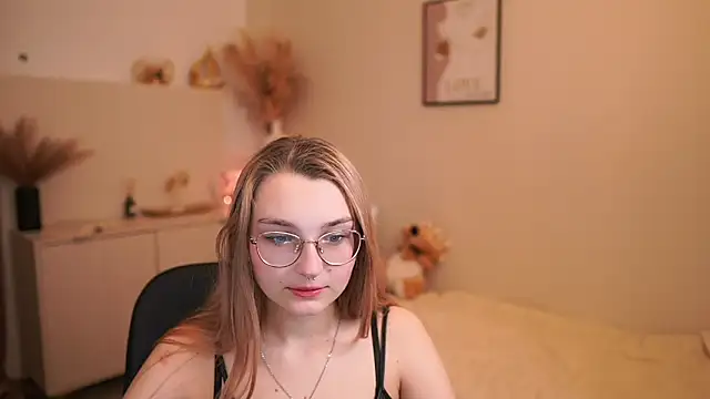 Sophielux18 online show from May 21, 2026, 1:19 pm